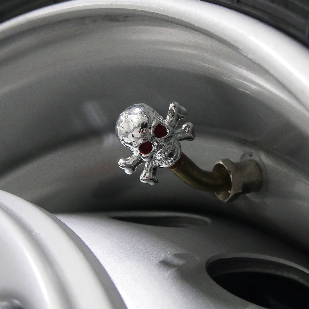 Lot de 4 bouchons de valve UP Chrome « Tête de mort »