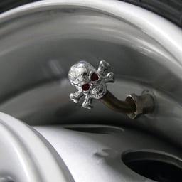 Lot de 4 bouchons de valve UP Chrome « Tête de mort »