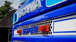 Omnius Retroline Scania Super Emblème Style Oldschool Polyester Prêt à Peindre Avec Supports de Montage en Acier Inoxydable
