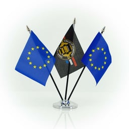 FLAG-EU Fahne 10x15cm Schwarz Kunststoffständer Goldfarbene Mastspitze