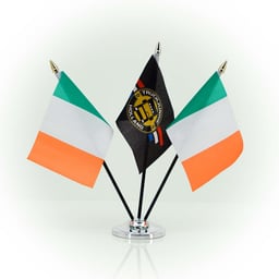 Drapeau FLAG-IE 10x15cm Support en plastique noir Tête de mât dorée