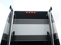 Cadre de feu arrière mince Omnius pour 3 feux arrière à LED